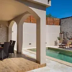 Nyaraló Kameni Dvori *