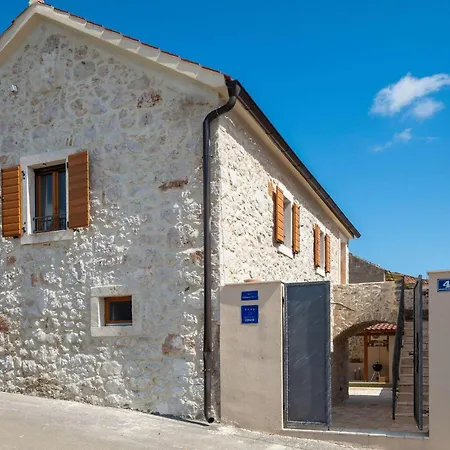 Holiday home Kameni Dvori Sveti Filip i Jakov